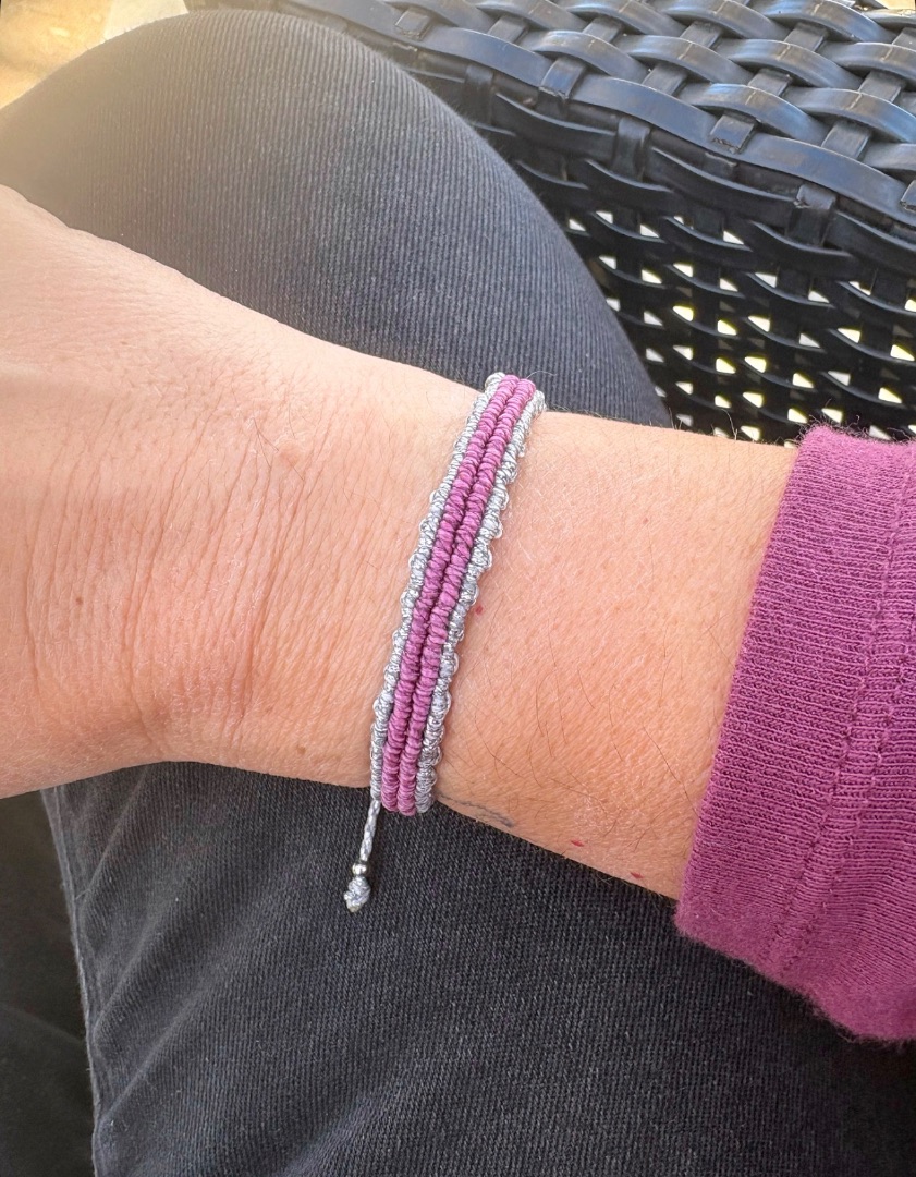 Pulsera micro macram&eacute; nudo fest&oacute;n vertical