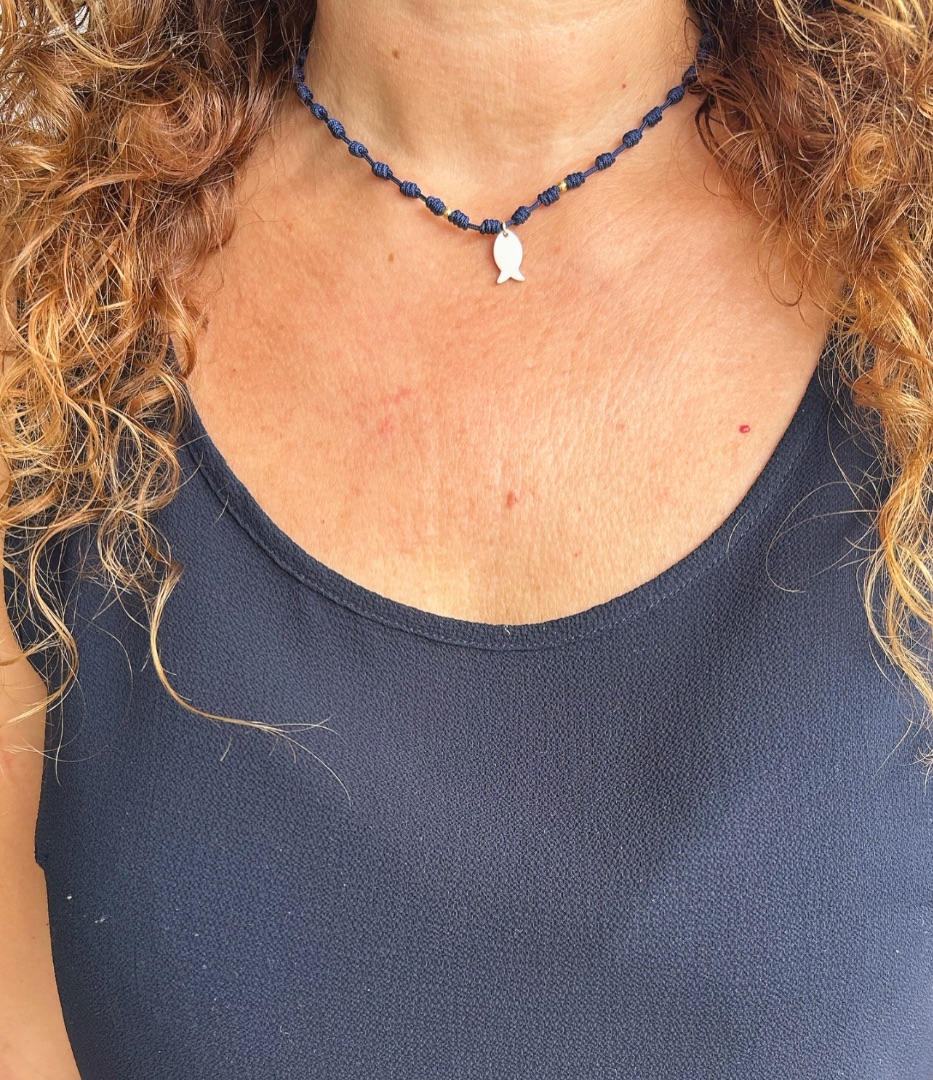 Collar corto de nuditos con pez