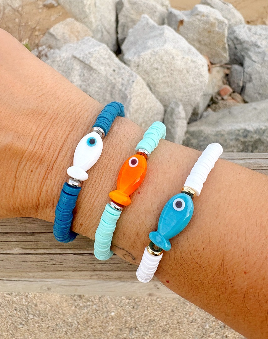 Pulsera elástica heishi con pez de Murano