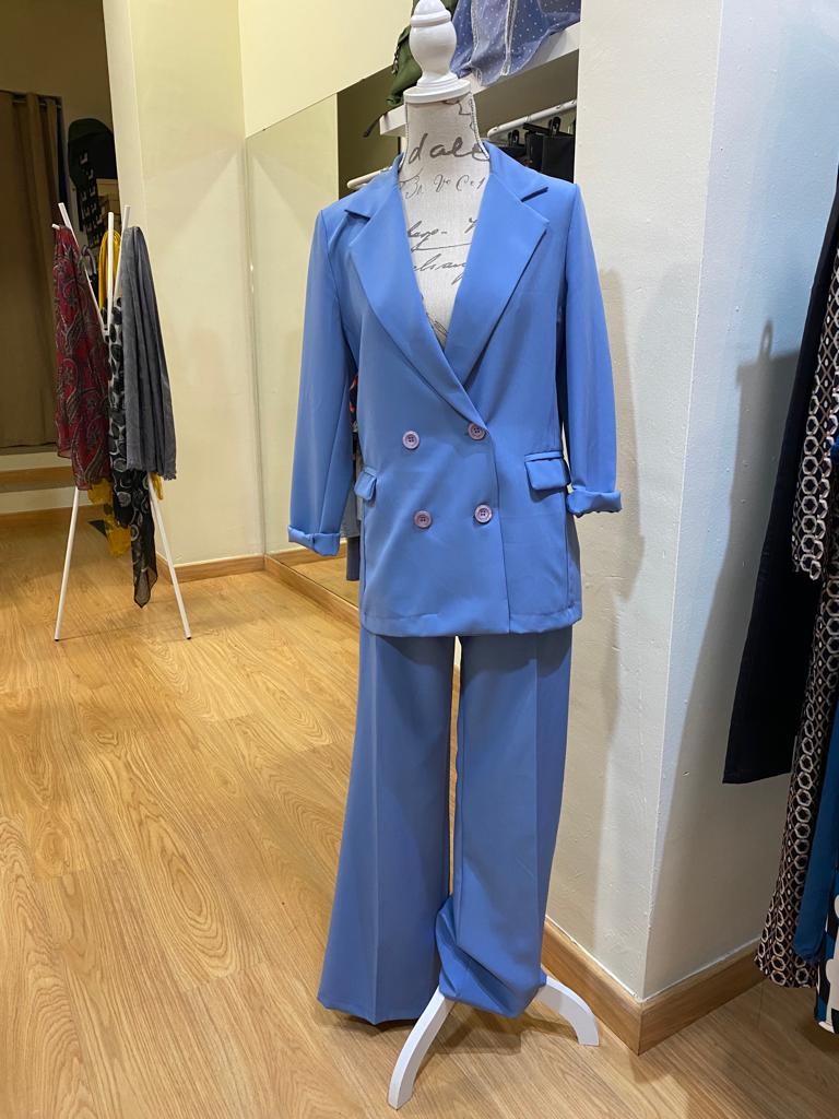 Traje pantalón celeste 
