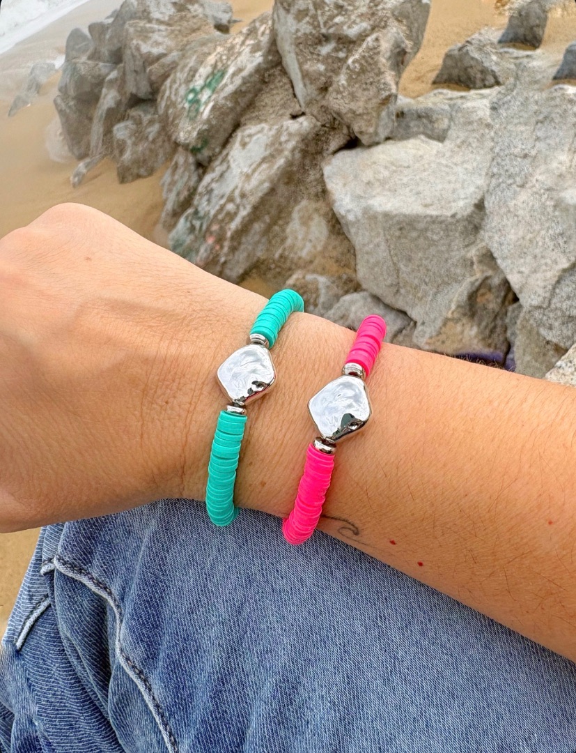 Pulsera el&aacute;stica con pieza irregular acr&iacute;lica