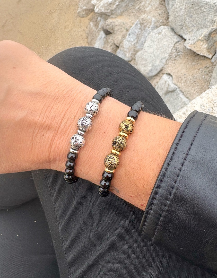 Pulsera el&aacute;stica de &oacute;nix negro y piedra de lava