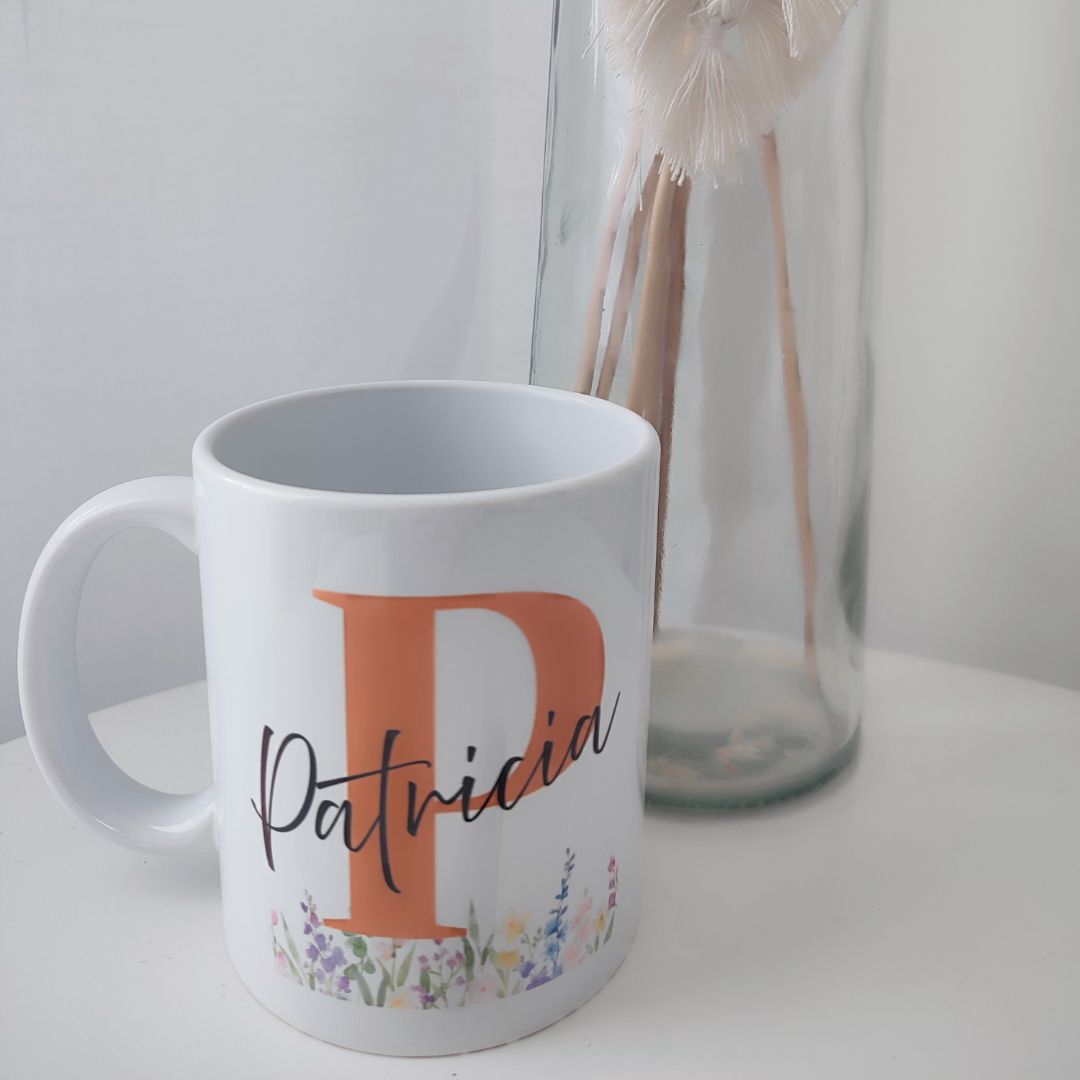 TAZA CON INICIAL, NOMBRE Y FLORES
