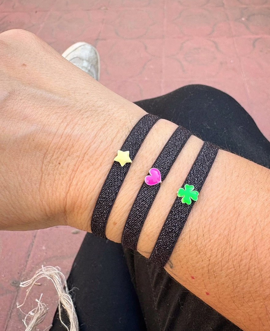 Pulsera elástica con pieza de plata de ley