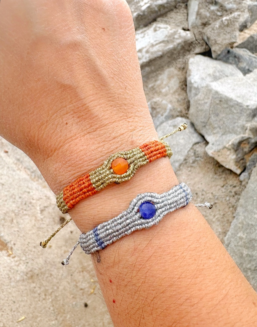 Pulsera de micro macramé con piedra preciosa
