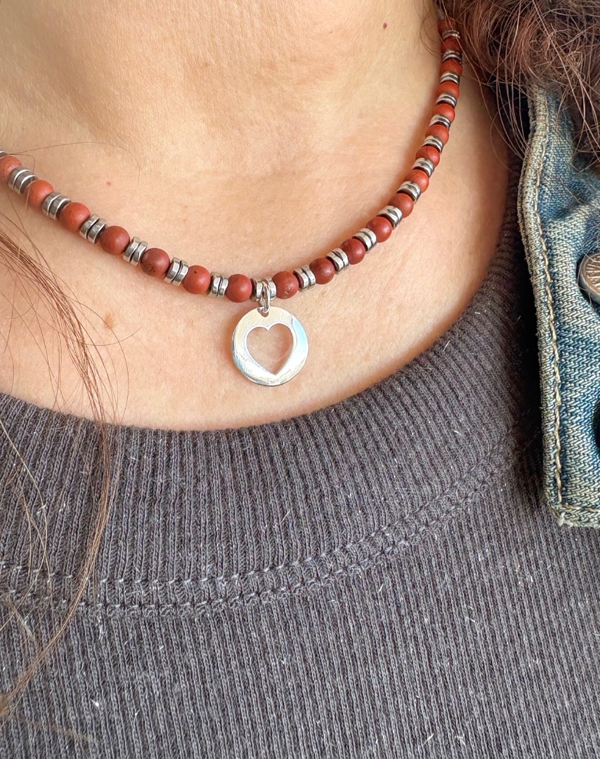 Collar jaspe y hematites con coraz&oacute;n de plata
