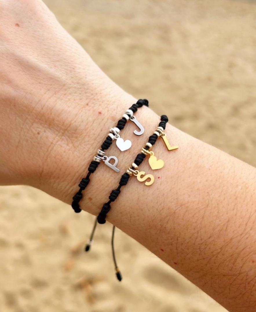 Pulsera nuditos con iniciales y corazón