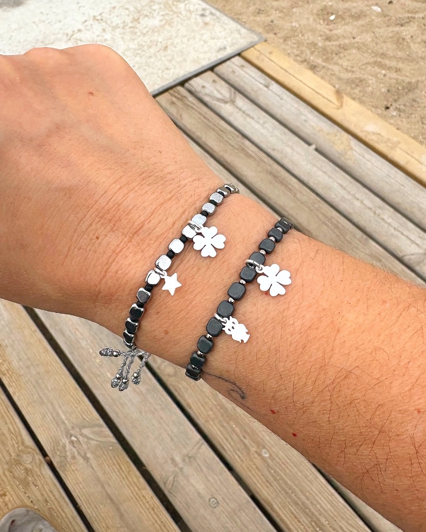 Pulsera hematites y rocalla miyuki con colgantes
