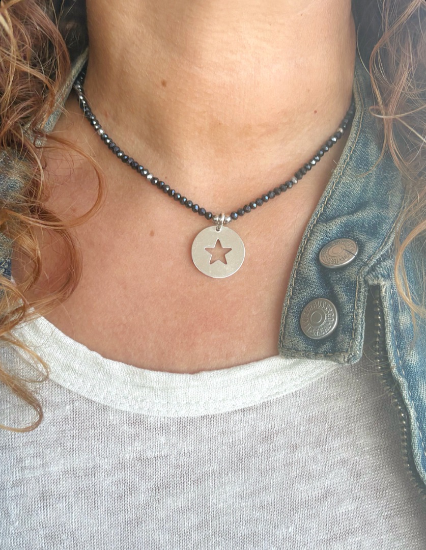 Collar corto de hematites con estrella de plata