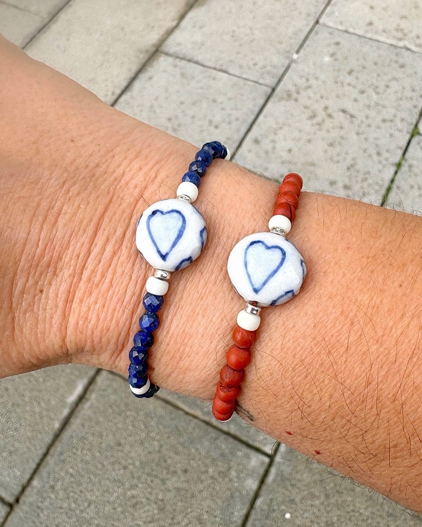 Pulsera pieza de cer&aacute;mica redonda con coraz&oacute;n 🩵