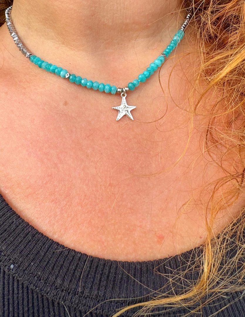 Collar de &aacute;gatas turquesa con hematites y estrella