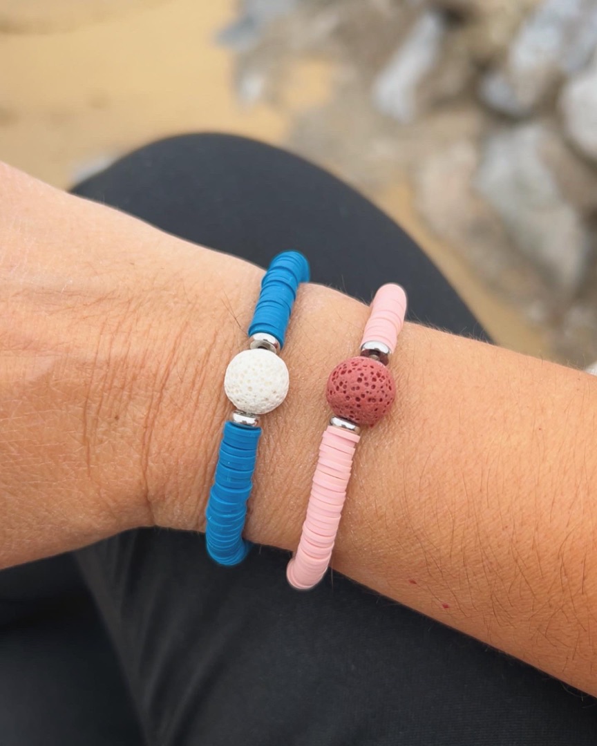 Pulsera heishi con piedra volcánica