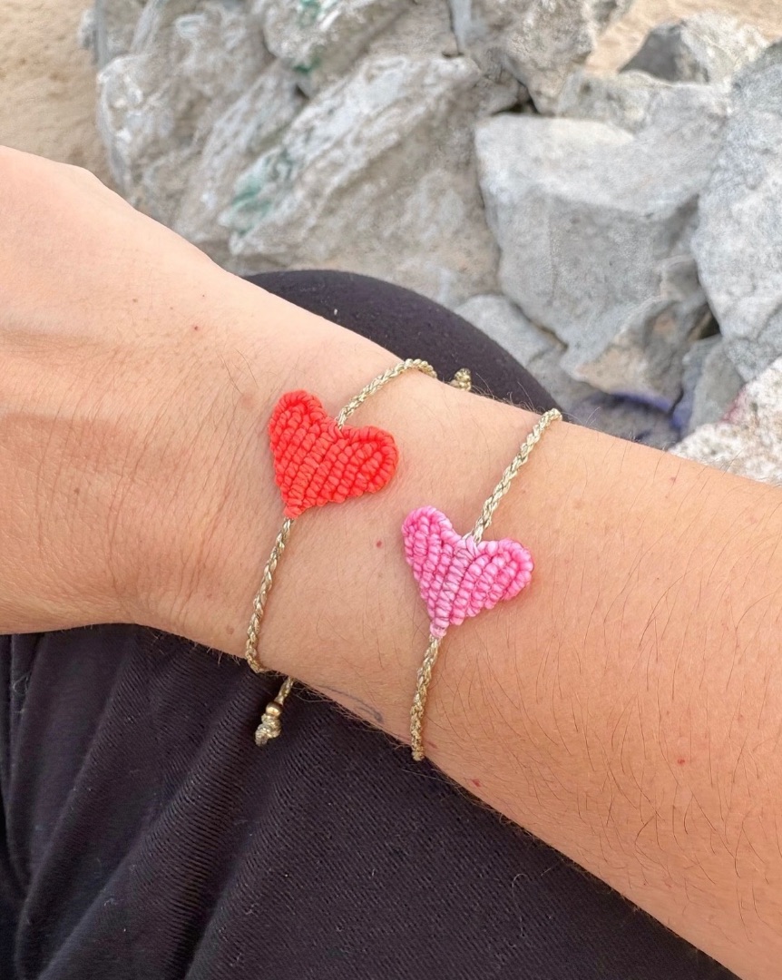 Corazones de micro macram&eacute;