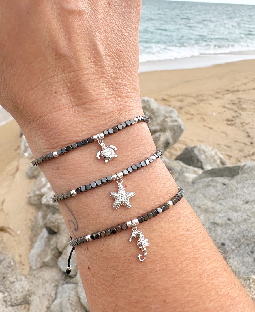 Pulsera hematites y plata con colgante marino