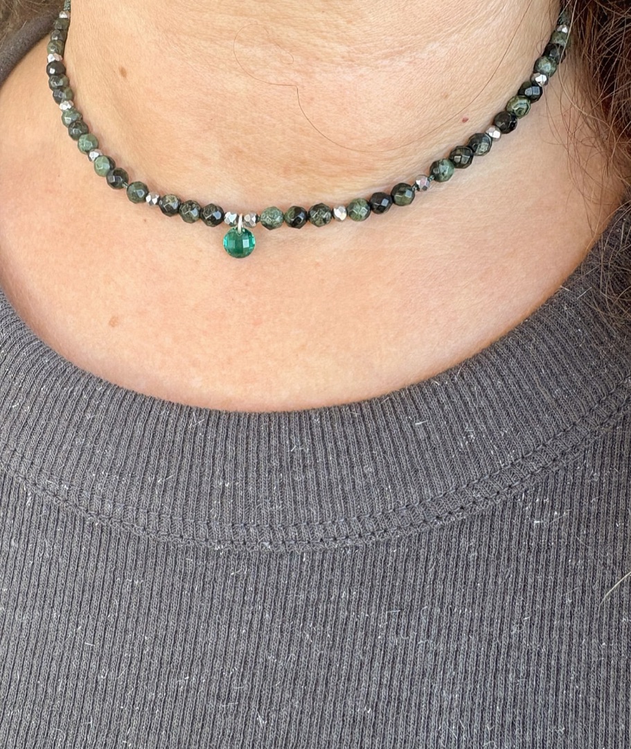 Collar de cuentas facetadas jaspe kambaba verde