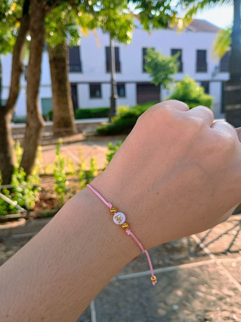 Pulseras con inicial rosa