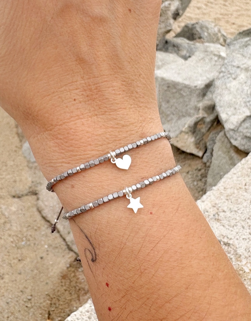 Pulsera hematites con coraz&oacute;n o estrella de plata