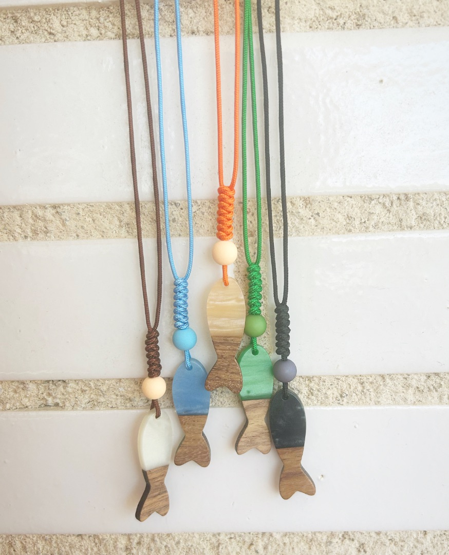 Collar largo con pez de resina efecto madera
