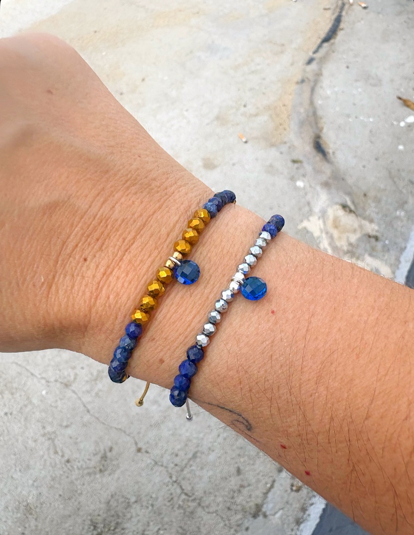 Pulsera de cuentas microfacetadas y lapisl&aacute;zuli