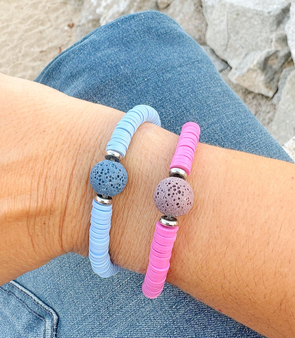 Pulsera elástica heishi con piedra volcánica