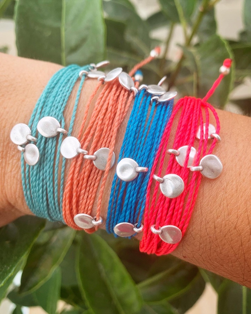 Pulseras de hilo encerado con chapitas