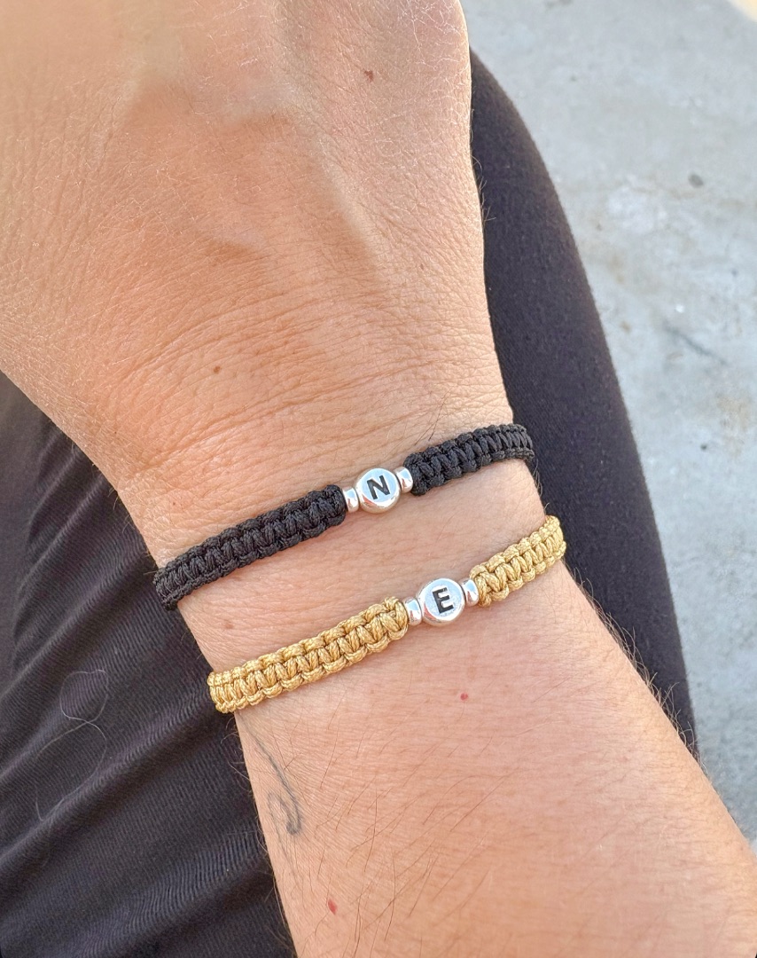 Pulsera inicial redonda de plata de ley