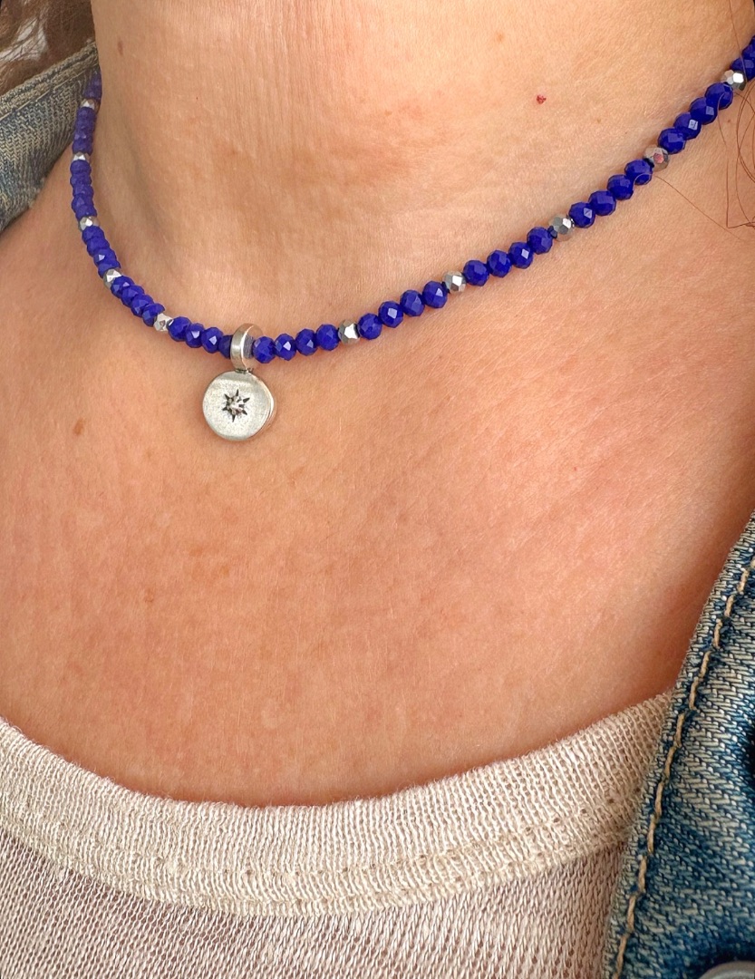 Collar de cuentas azules con colgante de sol zamak