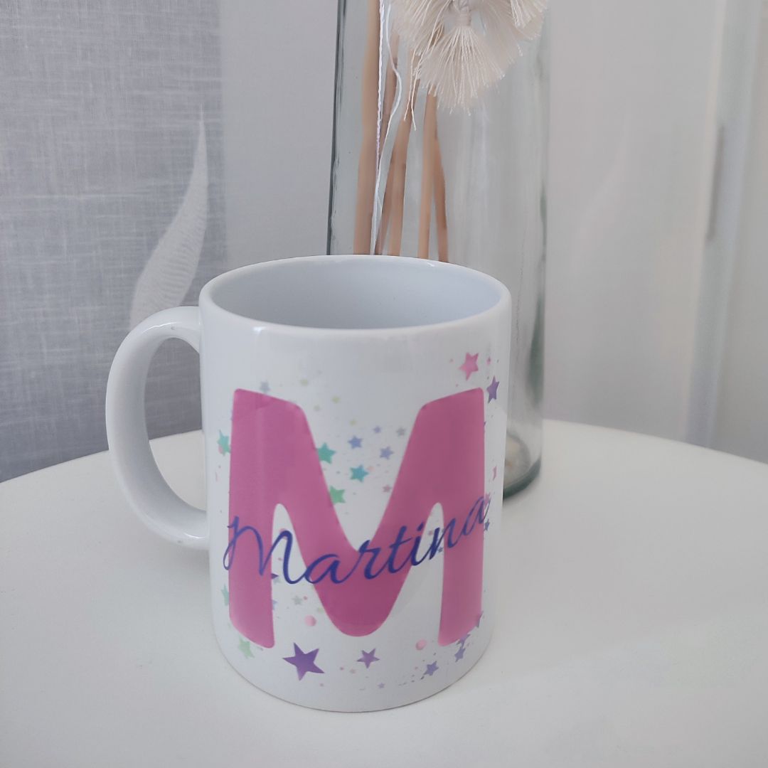 TAZA CON INICIAL,  NOMBRE Y DIBUJO