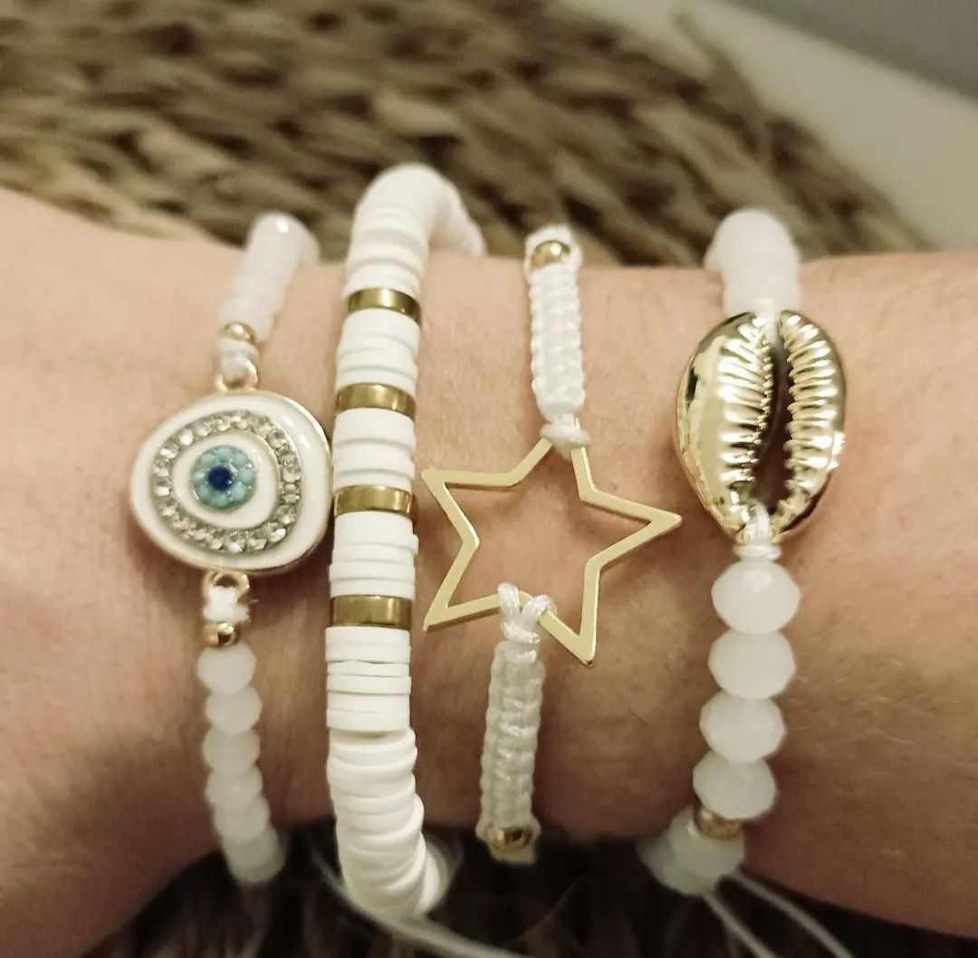 Conjunto blanco y dorado