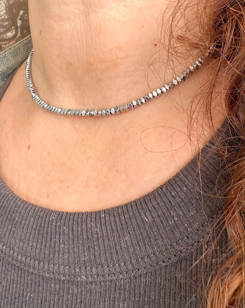 Collar hematites irregulares plateadas brillantes